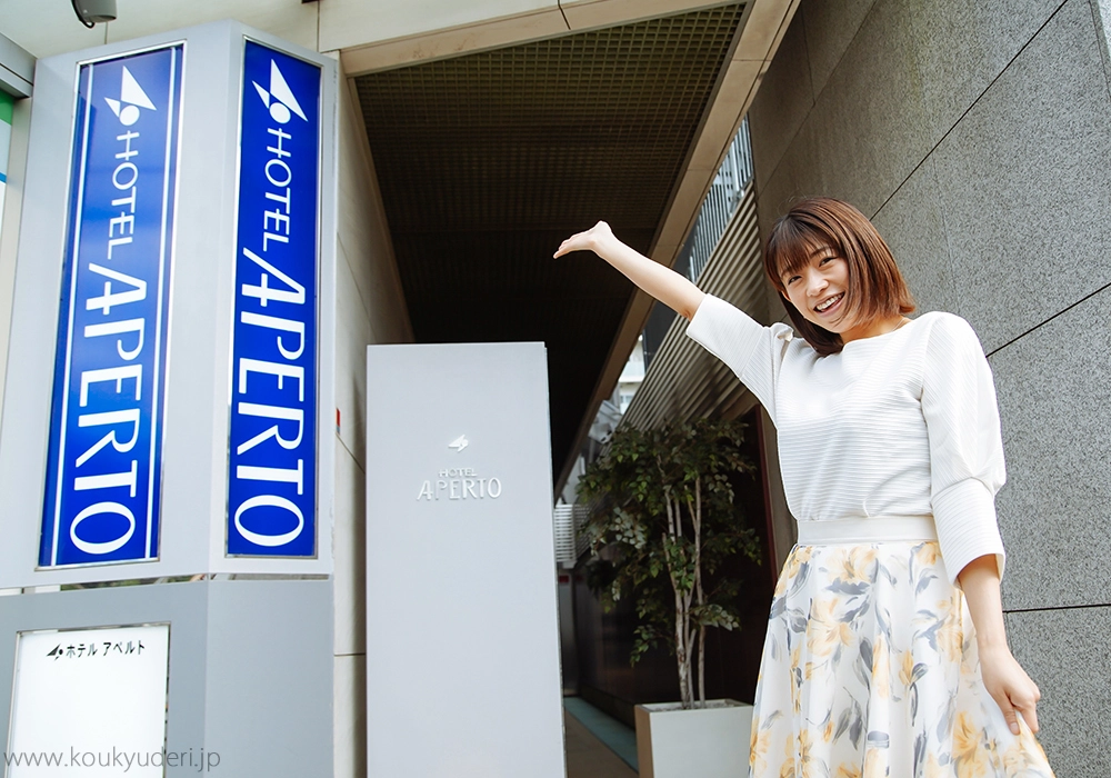 ホテルアペルトの入口看板と範田紗々さん