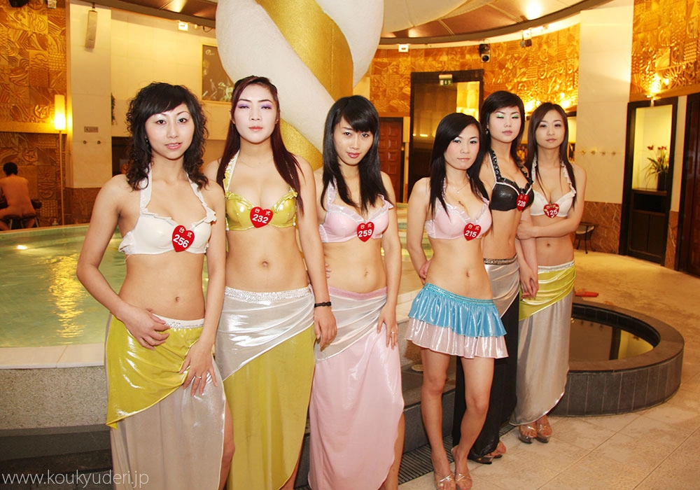 大浴場には身体を洗ってくれる女のコやアカスリをしてくれる女のコもいます。