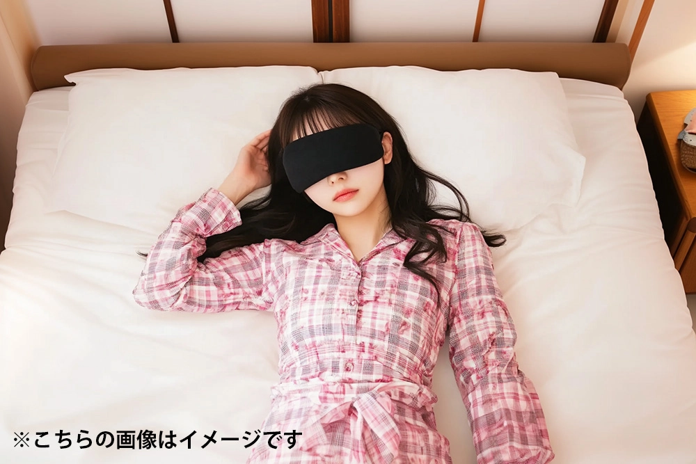 アイマスクをしたパジャマ姿の女性イメージ