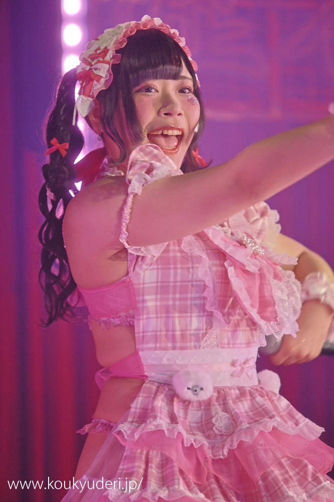 ライブパフォーマンス中の野苺れみさん