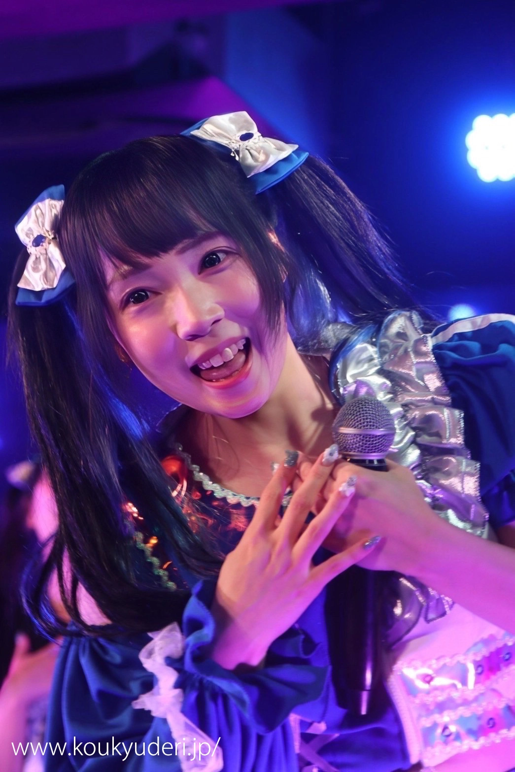 ライブパフォーマンス中の吹雪さくらさん