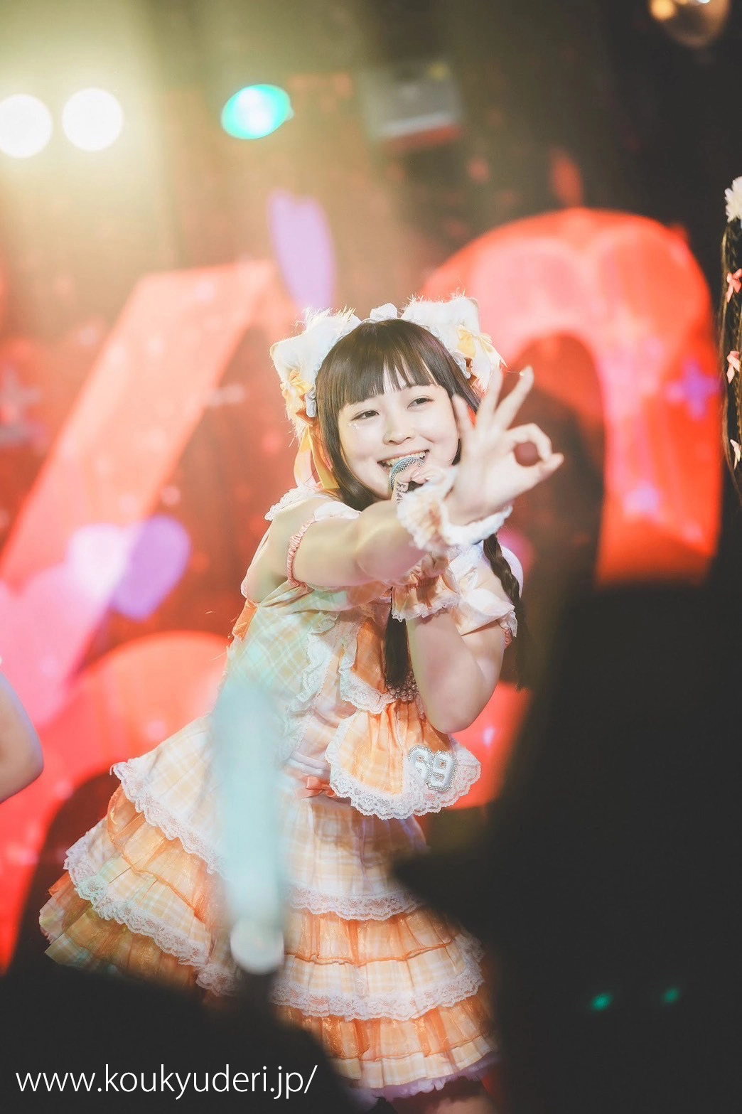 ライブパフォーマンス中の愛河ぬいさん