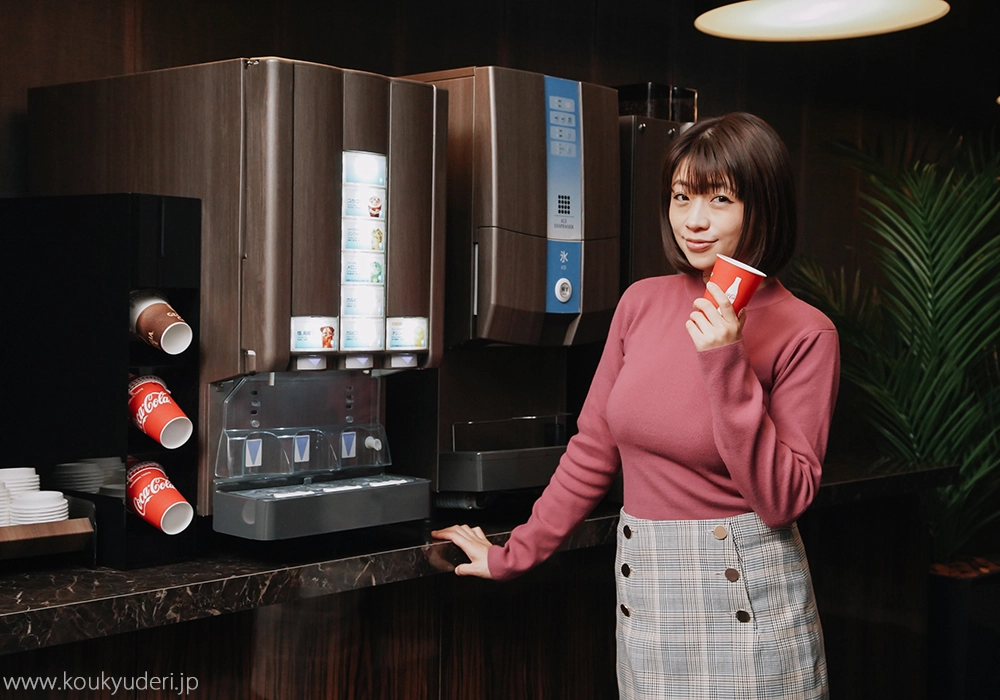 エントランスには無料のドリンクバー！