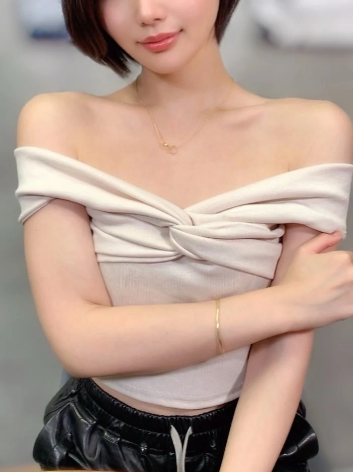 上品知的な雰囲気を醸し出す天然Fカップ黒髪清楚美女