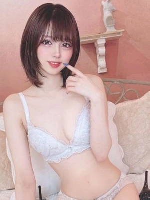 まいな【アイドル級激カワ美女】