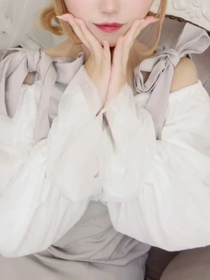 しろ【ご奉仕好きな小柄美女】